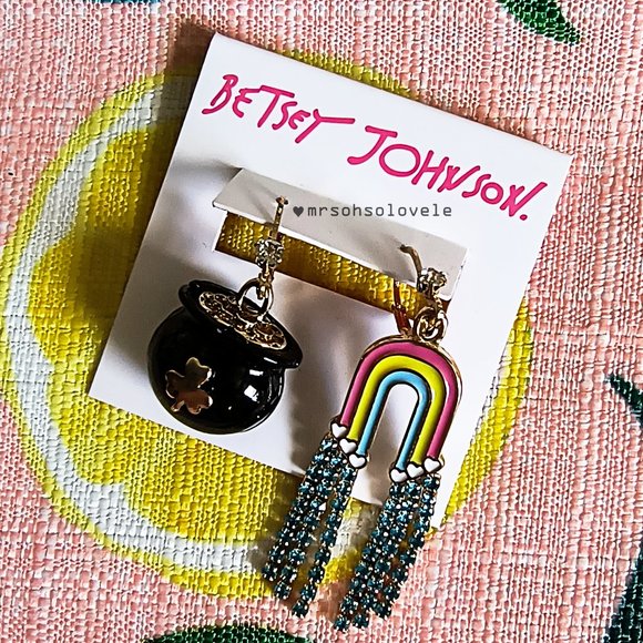 BETSEY JOHNSON St.Patrick's Day Lucky pot of gold and rainbow mismatched earring - Picture 1 of 4
